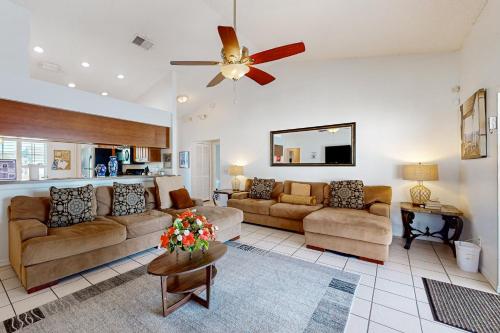 Dog-friendly getaway with private pool, tennis & AC - near theme parks photo 7