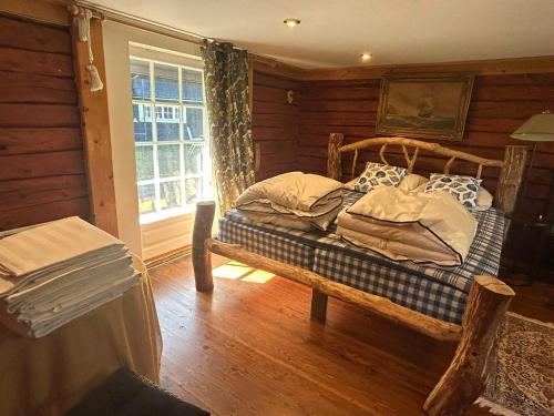 a bedroom with a bed in a room with a window at Villa Nõva külalistemaja saunaga in Vaisi