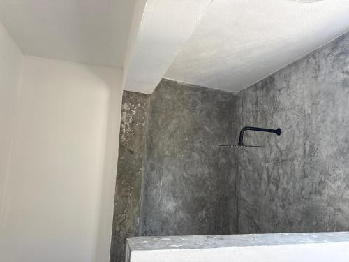 a bathroom with a shower with a shower head at Casa paraíso escondido in Coyote