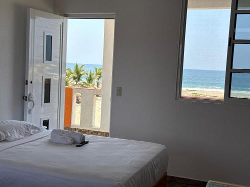 a bedroom with a bed and a view of the beach at Casa paraíso escondido in Coyote