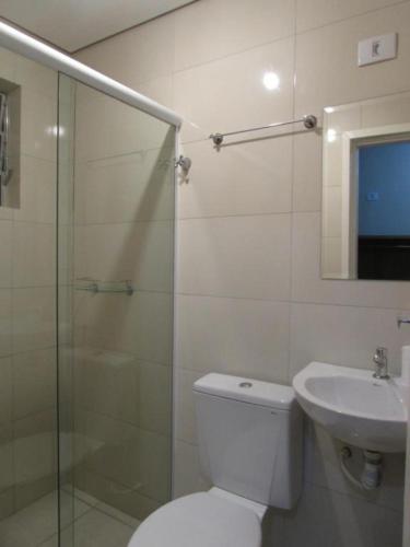 a bathroom with a shower and a toilet and a sink at Hotel Minho SP - Melhor Opção do Centro - Café da Manhã Incluso - Perto do Metrô, 25 de Março e Brás - 10 Min do Allianz Parque, 11 Min do Expo Center Norte e 9 Min do Distrito Anhembi in São Paulo