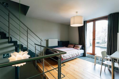 una piccola camera con letto e scala di Spacious Holiday Home a Bruges