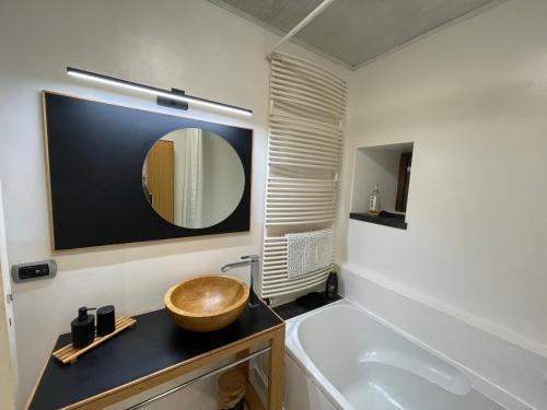 a bathroom with a bowl sink and a tub at Grange de la Rochette - 1 à 6p in Jamoigne
