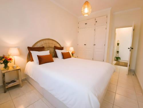 a large white bedroom with a large white bed at Apartamento Oásis Parque 2 in Portimão