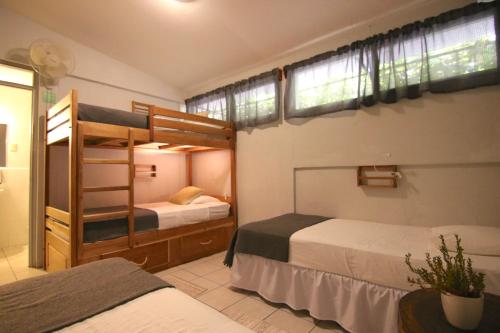 1 dormitorio con 2 literas en La Bicicleta Hostal, en Managua