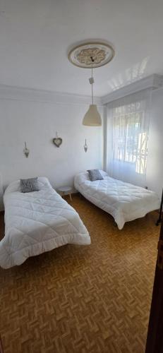 a bedroom with two beds and a ceiling at Sevilla Gateway a 10 min Sevilla y cerca aeropuerto, 3 habitaciones, 2 camas en cada habitación y sofá cama in Alcalá de Guadaira
