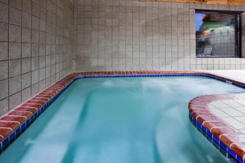 Kolam renang di atau dekat dengan AmericInn by Wyndham Plover Stevens Point