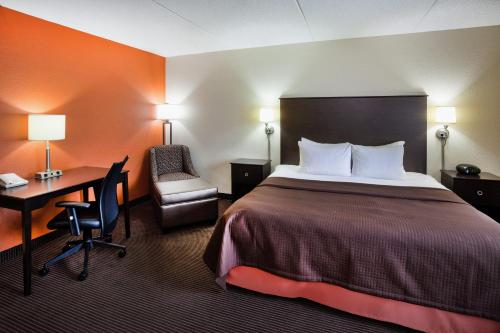 Katil atau katil-katil dalam bilik di AmericInn by Wyndham Plover Stevens Point