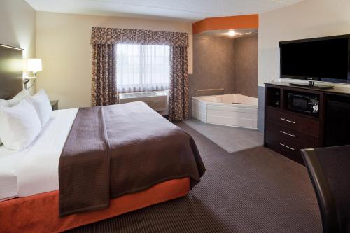 Katil atau katil-katil dalam bilik di AmericInn by Wyndham Plover Stevens Point