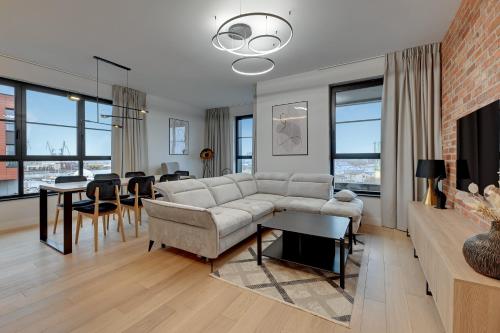 DOKI Living 2 Bedroom Apartment - Parking & Foodhall