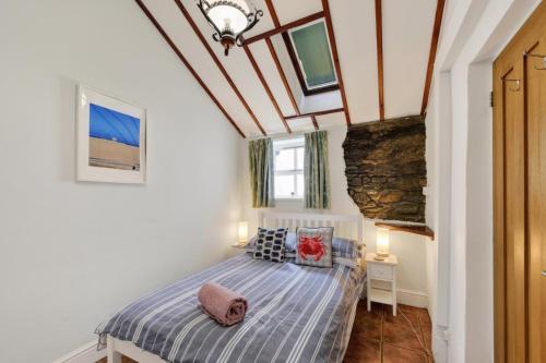 a bedroom with a bed in a room with a ceiling at 3 Bed in Croyde oc-2ingle in Croyde