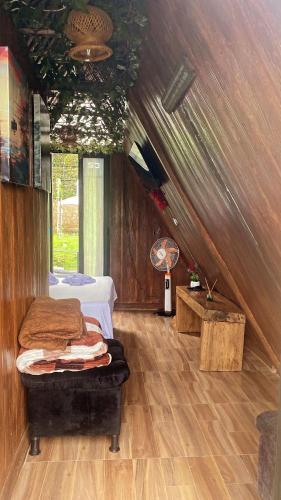 ein Zimmer mit einem Bett mitten im Zimmer in der Unterkunft Ecohotel Java in Manizales