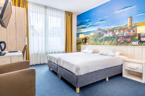 a bedroom with a bed and a painting on the wall at Hotel de Burg in Domburg