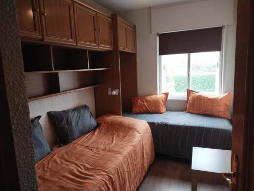 a small bedroom with a bed and a window at Montepino in Maello