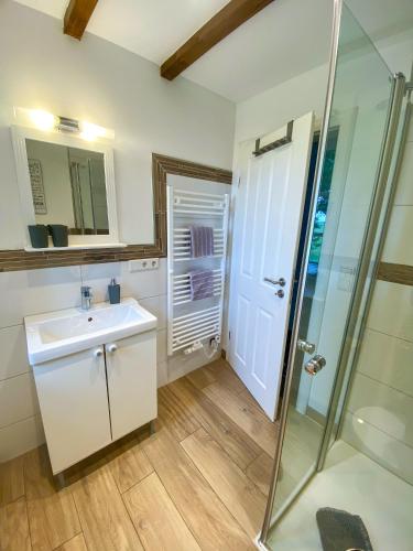 a bathroom with a sink and a shower at Deichhof Knudsen in Oldsum