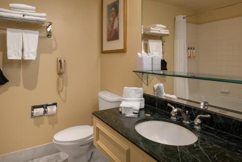 ein Badezimmer mit Waschbecken und Toilette in der Unterkunft Carlyle Hotel in Campbell