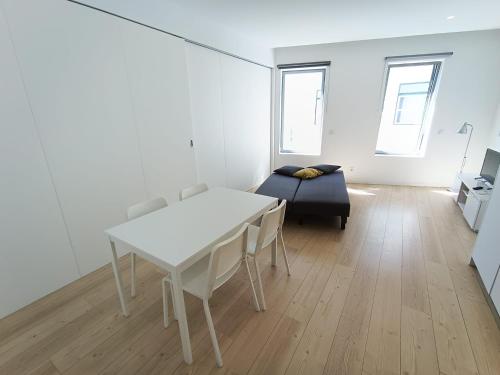 a white room with a table and a bed at Ria & Mar Collection I in Aveiro