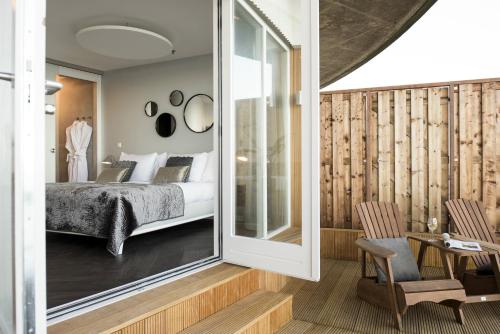 une chambre avec un lit et une grande fenêtre dans l'établissement De Pier Suites, à Scheveningen