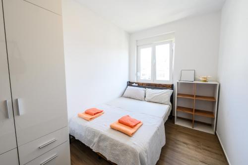 Ivka, a two-bedroom apartment with parking near airport