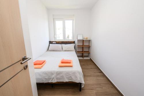 Ivka, a two-bedroom apartment with parking near airport