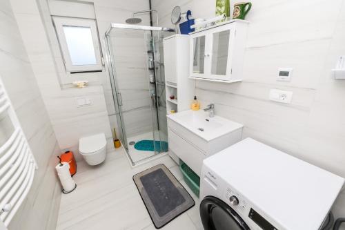 Ivka, a two-bedroom apartment with parking near airport