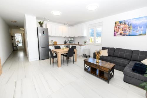 Ivka, a two-bedroom apartment with parking near airport
