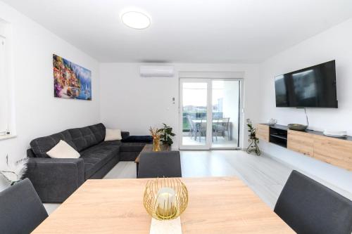 Ivka, a two-bedroom apartment with parking near airport