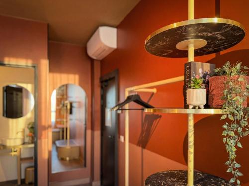 a room with a table with plants and a lamp at De Pijp Hotel in Amsterdam