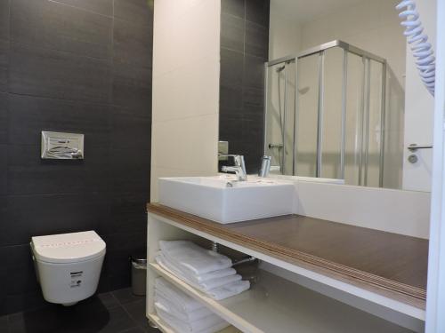 Et badeværelse på Fátima GuestHouse