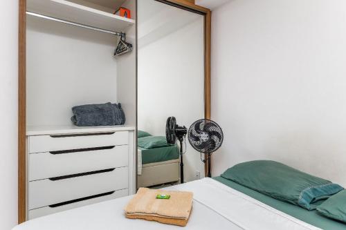a bedroom with a bed and a mirror at Studio Be Happy! piscina academia coz completa in Juiz de Fora