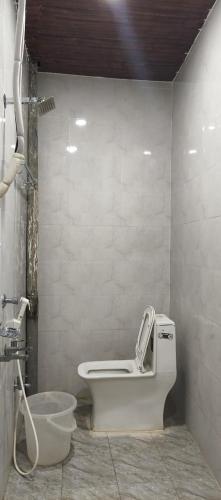 a bathroom with a toilet and a sink at HoTEL SRI DURGA GRAND in Vijayawāda