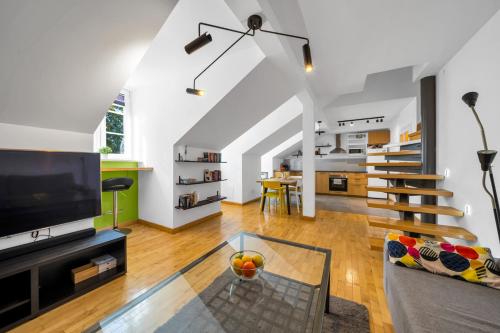 Historic Old Town apt, steps to Castle Sq