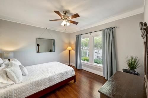 a bedroom with a bed and a ceiling fan at The Little Bungalow in Houston