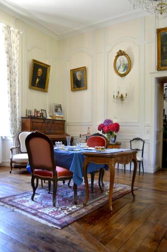 une salle à manger avec une table et des chaises dans l'établissement Chambres d'Hôtes Launay Guibert, à Miniac-Morvan