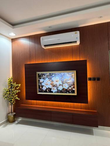 a wall with a painting of flowers on it at شـقـة بغـرفـتـيـن Two rooms in Al Kharj