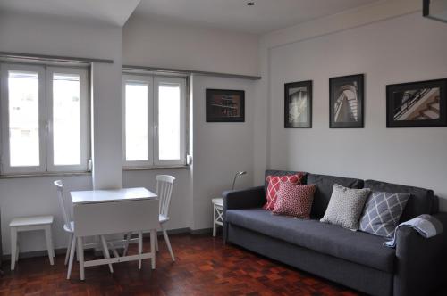 - un salon avec un canapé et une table dans l'établissement Constantino Garden, à Lisbonne