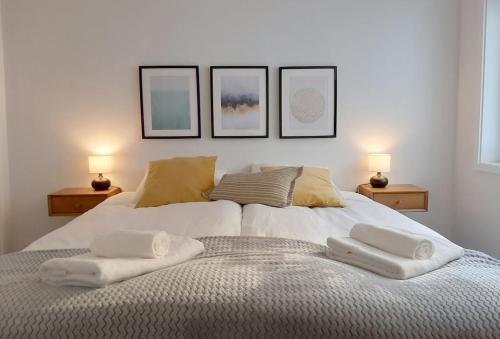 Bright & airy designed home, balcony, beach 1 min