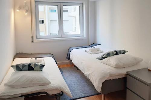 Bright & airy designed home, balcony, beach 1 min