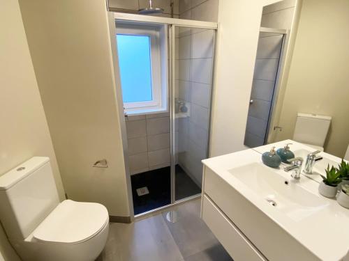 Bright & airy designed home, balcony, beach 1 min
