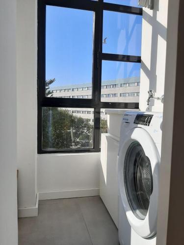 Bright & airy designed home, balcony, beach 1 min