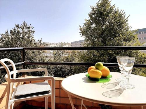 Bright & airy designed home, balcony, beach 1 min