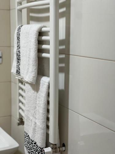 a bathroom with white towels on a towel rack at Hotel grosvenor in Saint-Arnaud