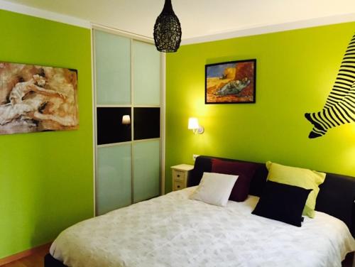 ソルソナにあるApartament Cal Jalmarの緑の壁のベッドルーム1室(ベッド1台付)
