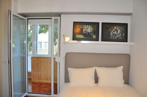 リスボンにあるConstantino Gardenのベッドルーム(白い枕のベッド1台付)