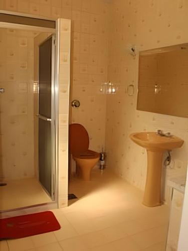 a bathroom with a shower and a toilet and a sink at Sítio p/ Casamentos 8 min do Centro de Petrópolis in Petrópolis