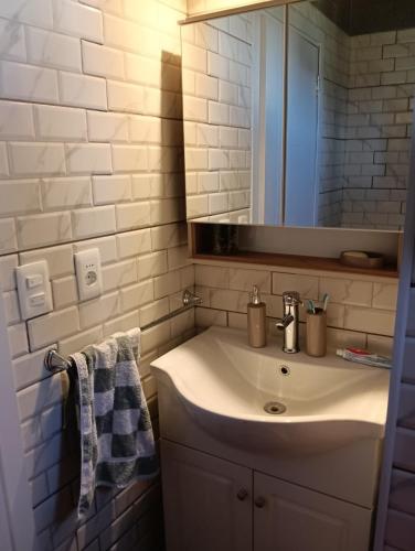 a bathroom with a sink and a mirror at Pinot Noir in Piriápolis