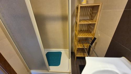 a small bathroom with a shower with a toilet at Apartamentos Pátio da Aldeia in Armação de Pêra