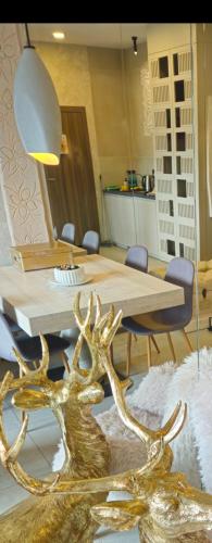 a metal deer head on a table in a room at Lake Chwil 5618 widok na zalew i góry in Sosnówka