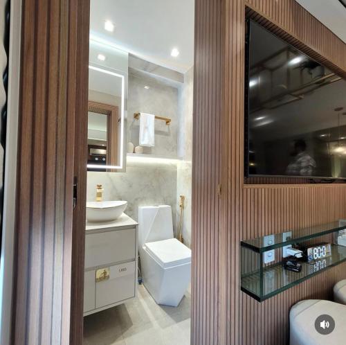 a bathroom with a sink and a toilet and a mirror at FLAT LUXO em BOA VIAGEM Prox PRAIA, SHOPPING e AEROPORTO in Recife