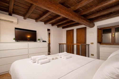 Modern King Size suite in front of the Pantheon